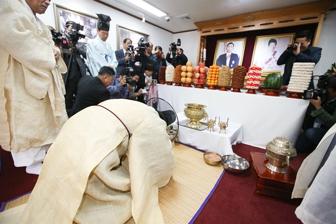 박정희 전 대통령 40주기 추모제와 추도식이 26일 오전 경북 구미 박정희 전 대통령 생가에서 열렸다. 구미=연합뉴스