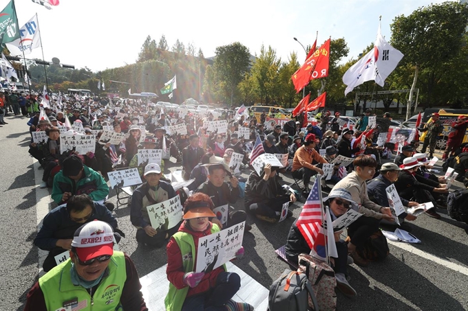 26일 서울 서초구 서초동 성모병원 인근에서 박정희 대통령 서거 40주년 태극기 집회가 열리고 있다. 연합뉴스