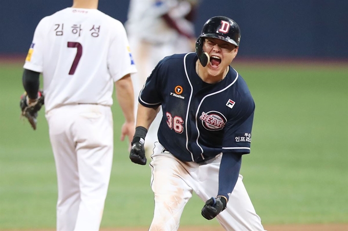 두산 오재일이 26일 오후 서울 구로구 고척스카이돔에서 열린 2019 프로야구 한국시리즈 4차전 키움전에서 연장 10회초에 결승타를 친 뒤 포효하고 있다. 연합뉴스