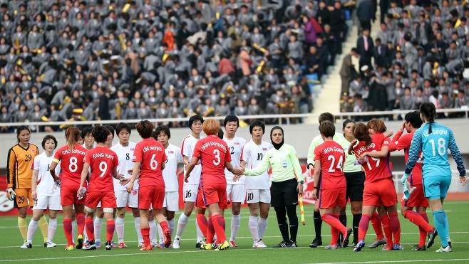 2017년 4월 평양에서 열린 남ㆍ북한 여자축구 아시안컵 예선전경기 후 양측 선수들이 악수하고 있다. 연합뉴스