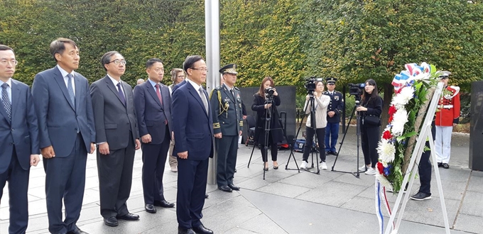 이수혁 신임 주미대사가 25일(현지시간) 워싱턴DC 주미대사관에서 취임식을 마친 후 한국전 참전용사 기념공원을 찾아 헌화식을 하고 있다. 연합뉴스