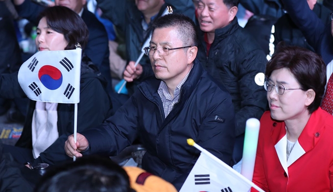 자유한국당 황교안 대표가 25일 오후 서울 광화문광장에서 문재인 하야 범국민투쟁본부 주최로 열린 제3차 범국민투쟁대회에 참가해 태극기를 흔들고 있다.