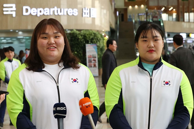 북한 평양에서 열리는 2019 아시아주니어역도선수권대회 및 아시아유소년역도선수권대회에 참가하는 이선미(왼쪽), 박혜정 선수가 18일 서울 강서구 김포국제공항에서 출국에 앞서 소감을 밝히고 있다. 공동취재단