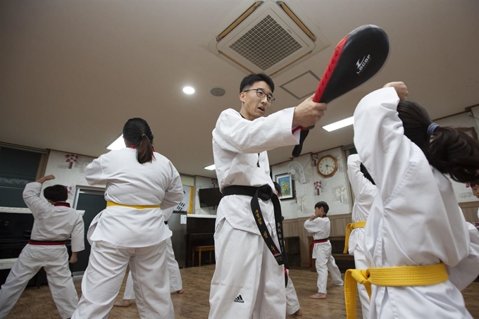 육군항공학교 교관인 김성수 소령이 일과 후 충남 논산시의 한 한 보육원에서 태권도를 가르치고 있다. 육군 제공