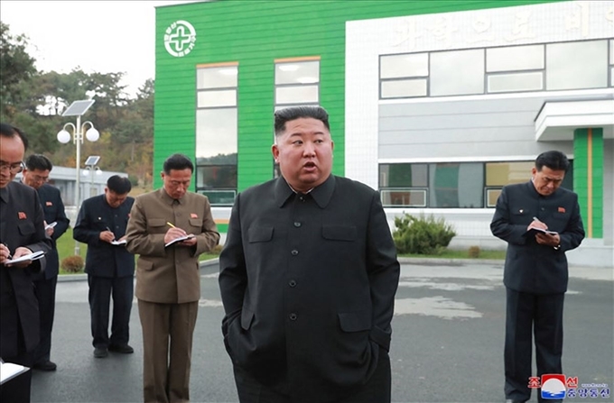 김정은 북한 국무위원장이 신축ㆍ증설ㆍ개건 마무리 공사가 진행 중인 평안북도 묘향산의료가구공장을 현지지도하고 있다. 27일 관영 조선중앙통신이 김 위원장의 시찰 모습이 담긴 사진을 공개했다. 평양=조선중앙통신 연합뉴스