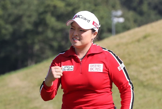 27일 부산 기장군 LPGA 인터내셔널 부산에서 열린 미국여자프로골프(LPGA) 투어 BMW 챔피언십 4라운드 9번홀(파 5)에서 장하나가 버디에 성공하고 나서 주먹을 불끈 쥐고 있다. 부산=연합뉴스