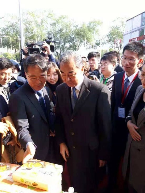 장하성(왼쪽) 주중 한국대사와 왕이 중국 외교 담당 국무위원 겸 외교부장. 주중 한국대사관 제공