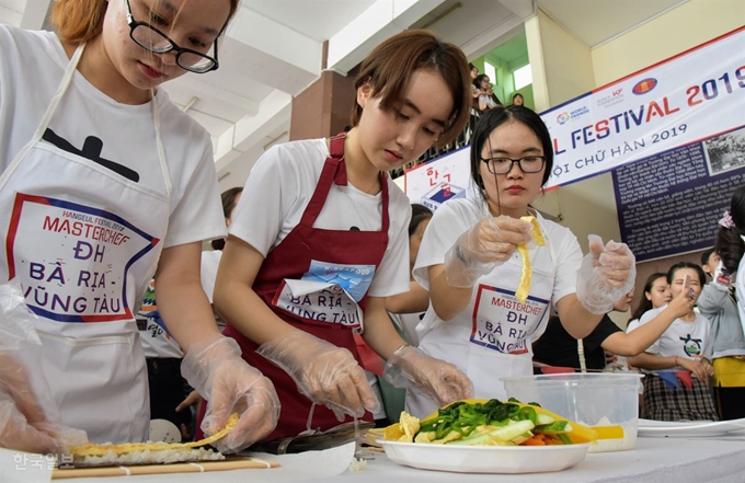 한국 축제 중간에 열린 ‘마스터셰프’ 대회에서 참가 학생들이 김밥을 말고 있다.