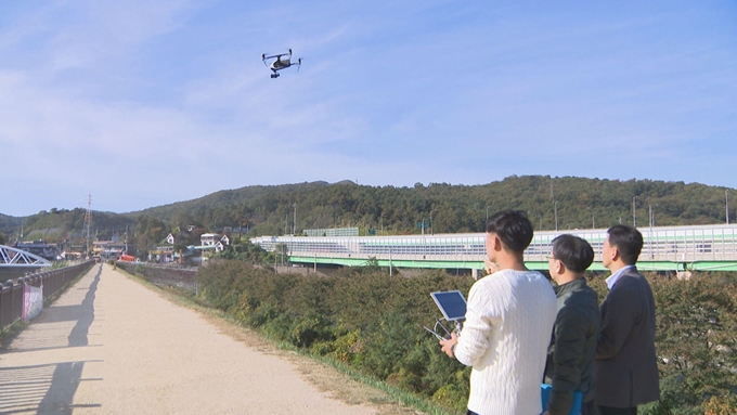 경기도와 시군 관계자들이 그린벨트 불법행위 단속을 위해 드론을 날리고 있다. 경기도 제공