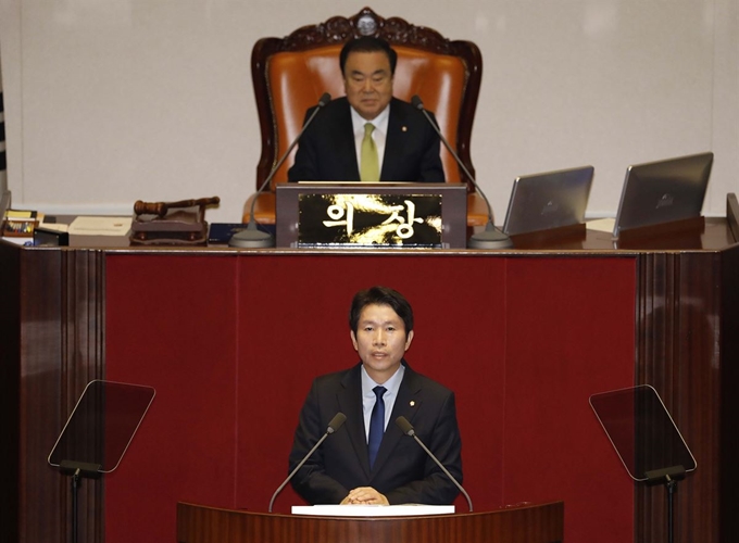 이인영 더불어민주당 원내대표가 28일 서울 여의도 국회에서 열린 제371회 국회(정기회) 제7차 본회의에서 교섭단체 대표연설을 하고 있다. 뉴시스