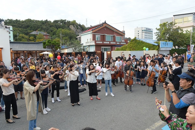 문화제야행기간 목포골목길을 찾은 관광객들을 위해 지역 예술인들이 거리마다 가을향기가 나는 음악을 선사했다. 목포시 제공