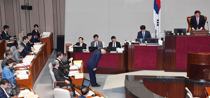 홍남기 부총리 겸 기획재정부 장관이 28일 국회에서 열린 예산결산특별위원회 전체회의에서 정부측 예산안에 대한 제안설명을 하기에 앞서 인사하고 있다. 오대근 기자