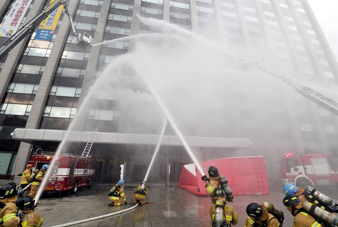 28일 오후 서울 중구 계동 현대사옥에서 테러로 인한 화재 상황을 가정해 열린 재난대응안전한국훈련에서 소방장비가 화재진압을 하고 있다.배우한 기자