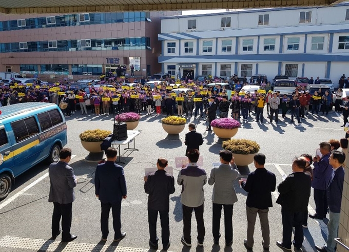 대전 중구 주민자치협의회를 비롯한 중구민들이 25일 중구의회 앞에서 집행부의 재정안정화기금 조례 개정안 재의 요구안을 수용할 것을 촉구하는 집회를 열고 있다. 뉴시스