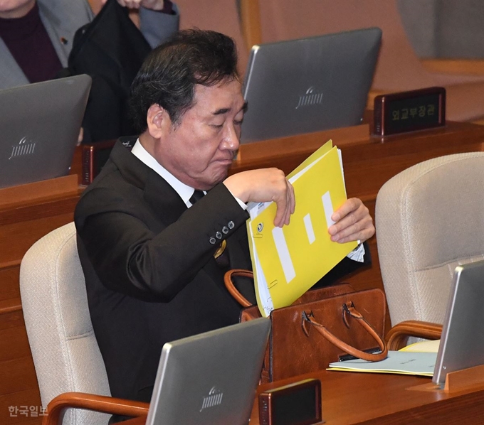 이낙연 국무총리가 28일 오전 국회 본회의장에서 열린 교섭단체 대표연설에 참석하고 있다. 이 총리는 이날로 '재임 881일'(2년 4개월 27일), 1987년 대통령 직선제 도입 이후 최장수 총리 기록을 세운다. 오대근기자