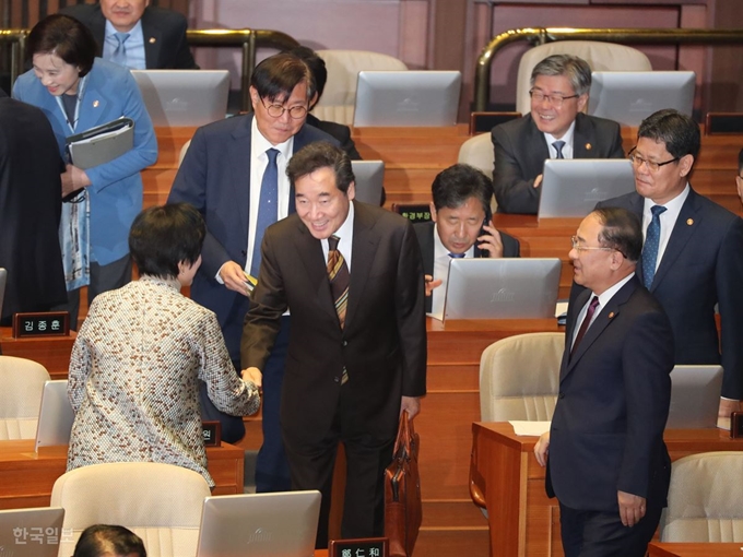 이낙연 국무총리가 28일 오전 국회 본회의장에서 열린 교섭단체 대표연설에서 참석하며 의원들과 인사를 나누고 있다. 오대근기자