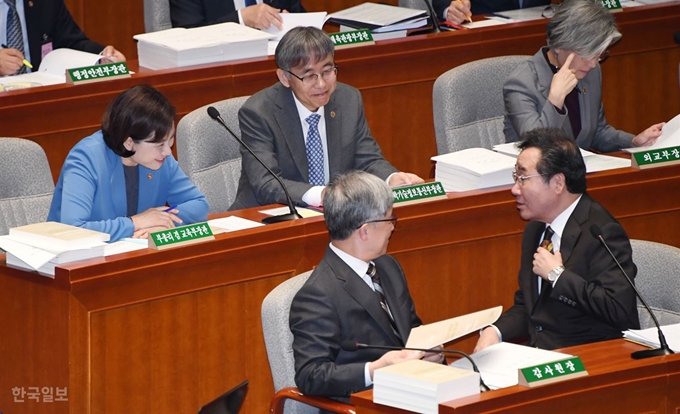 이낙연 국무총리(오른쪽)가 28일 국회에서 열린 예산결산특별위원회 전체회의 시작에 앞서 유은혜 교육부장관 등의 국무위원들과 대화하고 있다. 오대근기자