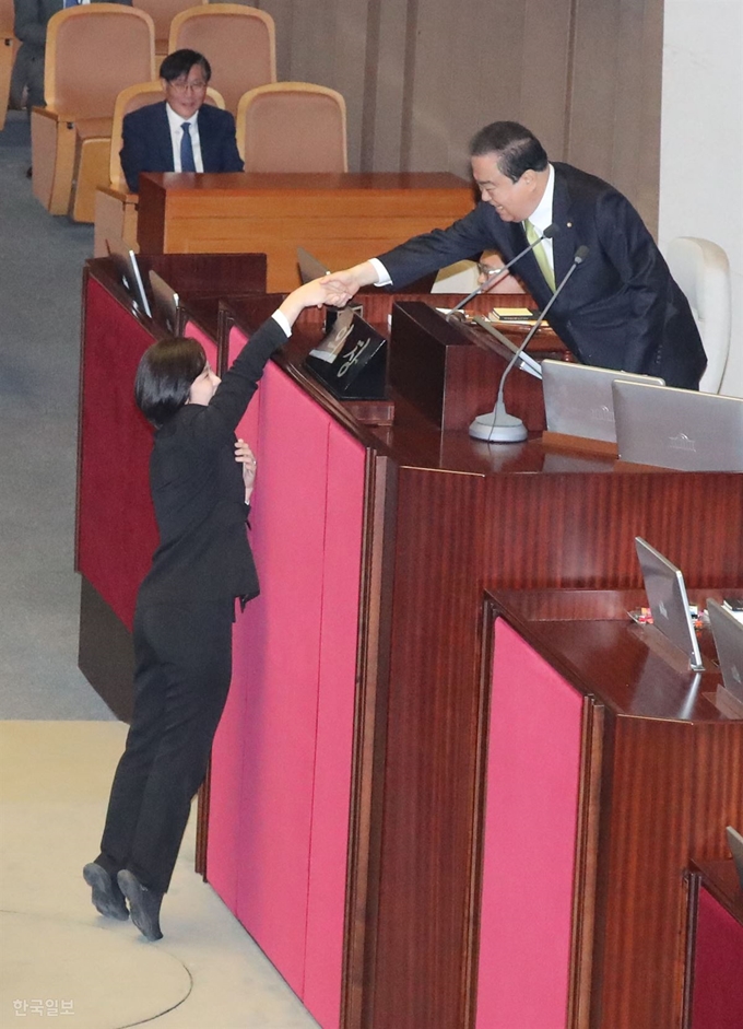 주미대사 이수혁 전 의원의 비례대표직을 승계한 더불어민주당 정은혜 의원이 28일 오전 국회 본회의장에서 선서를 마친 뒤 문희상 국회의장과 악수하고 있다. 오대근 기자