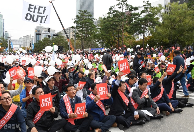 23일 오후 서울 여의도 국회 앞에서 열린 '타다 아웃! 상생과 혁신을 위한 택시대동제'에 참가한 서울개인택시운송사업조합 조합원들이 타다 퇴출을 촉구하는 구호를 외치고 있다.오대근기자 /2019-10-23(한국일보)