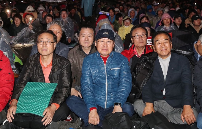 홍준표(가운데) 자유한국당 전 대표가 25일 서울 종로구 광화문광장에서 문재인하야범국민투쟁본부 주최로 열린 ‘10.25 문재인 퇴진 철야 국민대회’에 참석해 있다. 뉴시스