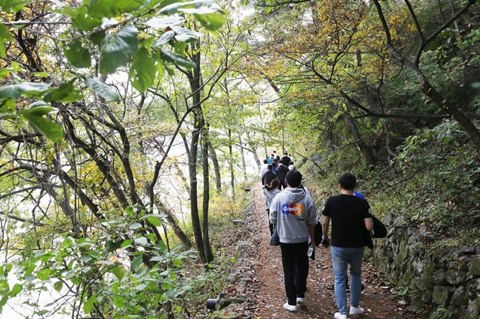 괴산호 호수 주변으로 난 산책로는 큰 오르막 없이 비교적 순탄하다.