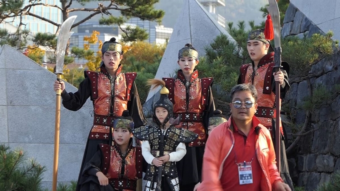 제3회 강감찬축제 김종원(앞줄 오른쪽) 총감독이 고려 시대 병사로 분장한 배우들과 함께 사진을 찍고 있다. 김종원 제공