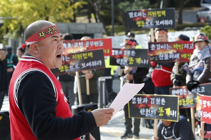 장일기 속초ㆍ고성 산불피해자 비상대책위원장이 29일 오전 서울 서초구 대검찰청 앞에서 검찰의 수사 발표를 촉구하며 상경집회를 열고 있다. 피해자들은 지난 4월 4일 산불 발화지점으로 지목된 전신주와 관련 검찰이 한전 과실에 대해 발표해야 한다고 주장했으며 정부를 향해서는 추경 180억원에 대한 활용방안을 내놓아야 한다고 외쳤다. 뉴스1