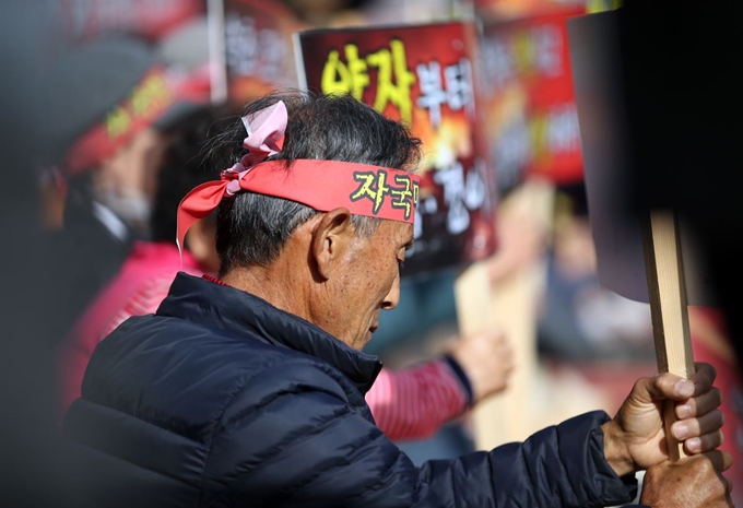 29일 오전 서울 서초구 대검찰청 앞에서 속초ㆍ고성 산불피해자 비상대책위원회 관계자들이 집회를 열고 산불 피해 배상 등을 촉구하고 있다. 연합뉴스