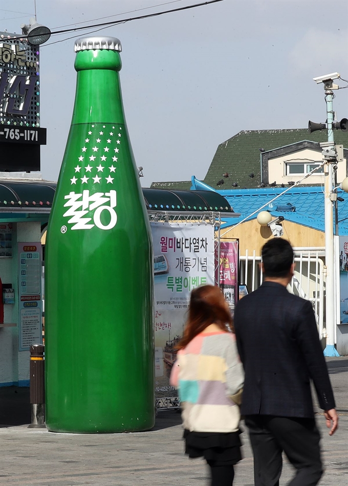 29일 오후 인천시 중구 월미도선착장에 대형 사이다 조형물이 전시돼 있다. 이 조형물은 월미도를 찾는 관광객들에게 풍성한 볼거리를 제공하기 위해 설치됐다. 연합뉴스