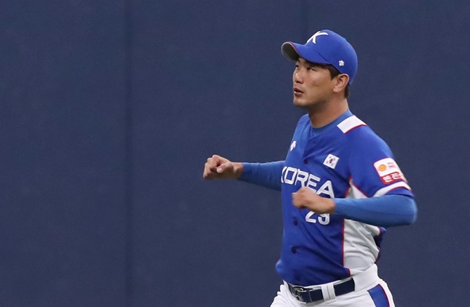 2019 세계야구소프트볼연맹(WBSC) 프리미어12 대회에 출전하는 야구 대표팀 투수 김광현이 28일 오후 서울 고척스카이돔에서 훈련에 앞서 몸을 풀고 있다. 연합뉴스