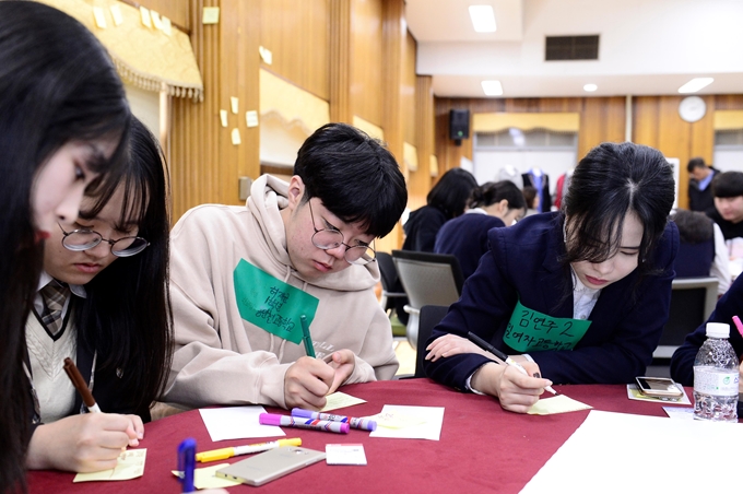 지난 25일 인천시교육청에 열린 ‘2019 편안한 교복 학생 토의토론회’에서 학생들이 메모지에 자신의 의견을 적고 있다. 인천시교육청 제공