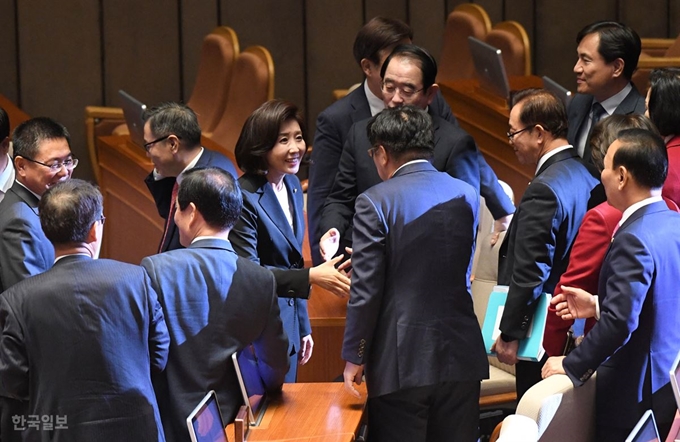 자유한국당 나경원 원내대표가 29일 오전 국회 본회의장에서 열린 교섭단체 대표연설을 마치고 내려오며 동료 의원들과 인사를 하고 있다. 서재훈 기자