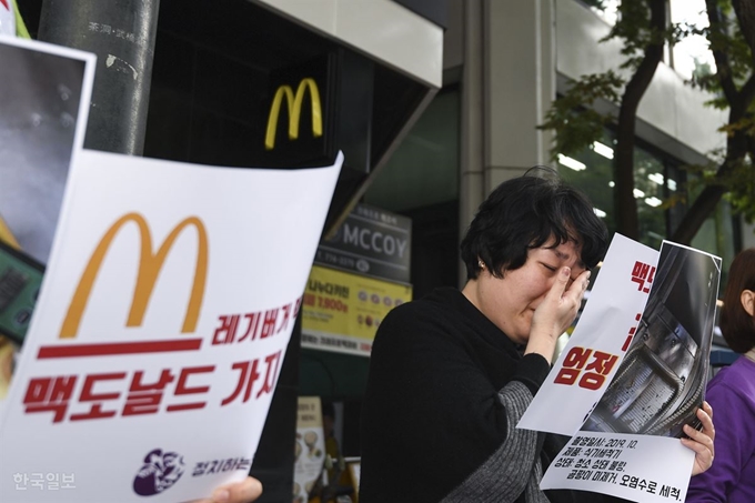 '정치하는엄마들' 회원들이 서울 중구 맥도날드 서울시청점 앞에서 한국맥도날드를 규탄하고 검찰의 수사를 촉구하는 기자회견을 연 29일 오전 햄버거병 피해자 아동 어머니 최은주씨가 눈물을 흘리고 있다. 이한호 기자