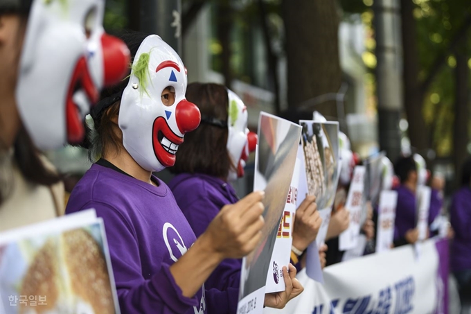 햄버거병 피해자 아동 어머니 최은주씨를 비롯한 '정치하는엄마들' 회원들이 29일 오전 서울 중구 맥도날드 서울시청점 앞에서 한국맥도날드를 규탄하고 검찰의 수사를 촉구하는 기자회견을 열고 있다. 이한호 기자