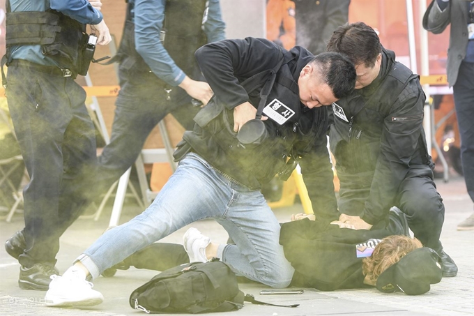 신도림역 폭발물 테러 대응 종합훈련에서 경찰 병력이 테러 용의자를 제압하고 있다. 이한호 기자