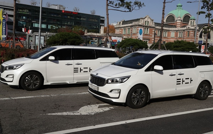 29일 오전 서울 시내 거리에서 차량호출 서비스 '타다'차량이 거리를 달리고 있다. 연합뉴스