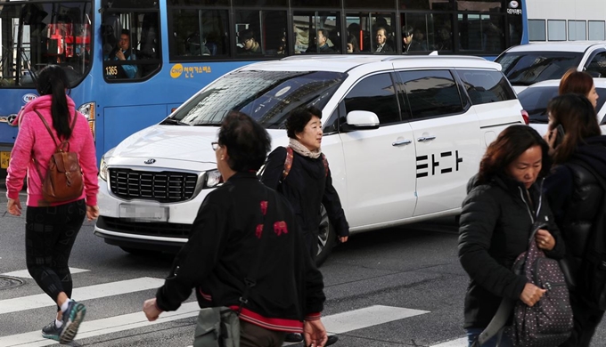 29일 오전 서울 시내에서 승합차 호출서비스인 ‘타다’ 차량이 운행을 하고 있다. 뉴스1