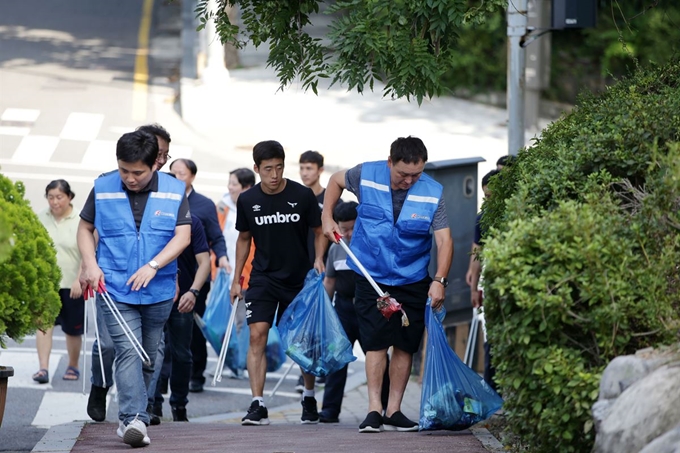 허정무 한국프로축구연맹 부총재를 비롯한 연맹 임직원들과 K리그 성남 선수 및 구단 관계자들이 지난 2018년 9월 경기 성남 가나안근로복지관 인근에서 사회공헌활동을 하고 있다. 한국프로축구연맹 제공