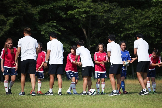 한국프로축구연맹 임직원들과 K리그 경남 선수들이 지난해 6월 경남 의령군 소재 사랑의 집 여자축구단 '꽃미녀FC'를 방문해 축구클리닉과 사인회를 진행하는 등 사회공헌활동을 실시했다. 한국프로축구연맹 제공