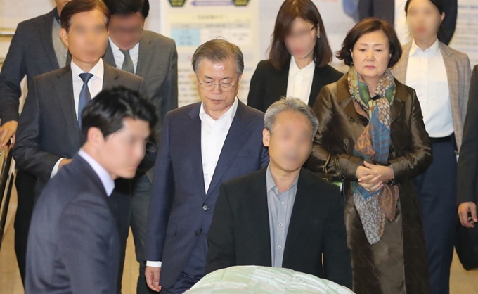 문재인 대통령이 29일 오후 모친인 강한옥(92) 여사의 별세를 지켜본 뒤 부산의 한 병원을 나서고 있다. 부산=연합뉴스