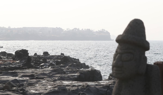 제주도 전역에 미세먼지 주의보가 발령된 지난 29일 오후 제주시 애월읍 구엄리 돌염전에서 바라본 하늘이 뿌옇다. 미세먼지 주의보가 발령될 당시 도 전역의 시간당 평균 미세먼지 농도는 221㎍/㎥로 측정됐다. 뉴스1.