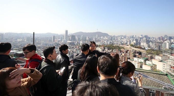 30일 서울 창신동 ‘채석장전망대’ 아래로 서울 시내가 한눈에 내려다보인다. 연합뉴스