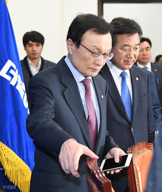 이해찬 더불어민주당 대표가 30일 오후 국회에서 열린 기자간담회에 굳은 표정으로 입장하고 있다.오대근기자