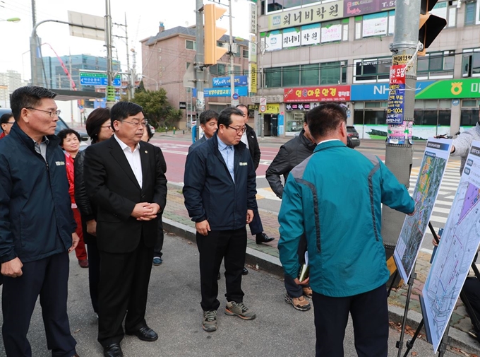 조광한(왼쪽 앞줄 세번째) 남양주시장이 출퇴근 시간 대 차량 정체가 이어지는 다산1동 빙그레2공장 앞~도농사거리(514m)의 도로구간을 찾아 관계 공무원들과 함께 도로확장 등의 대책마련을 논의하고 있다. 남양주시 제공