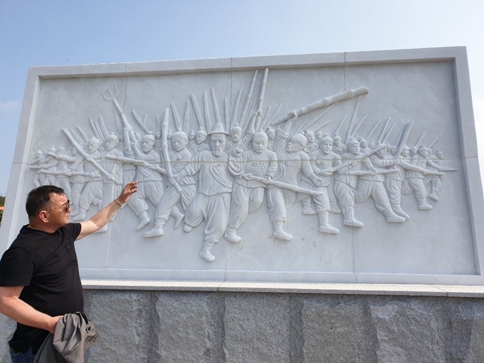 [한국일보 자료사진]하의3도 소작농민들의 애환을 그린 기념조형물이 하의도에 조성됐다.