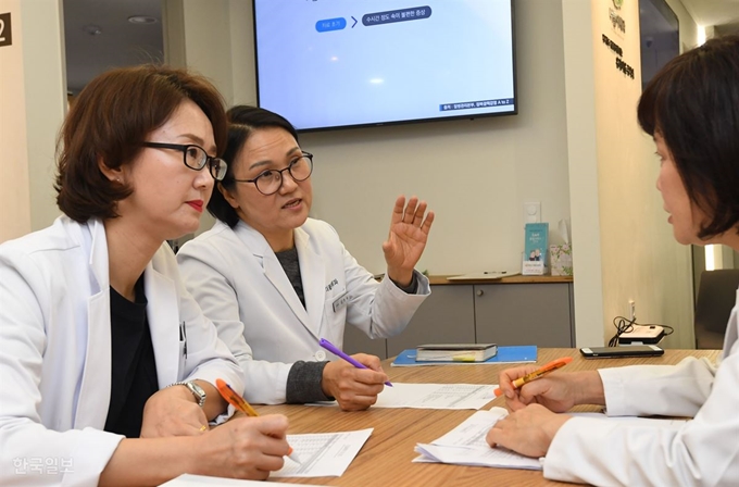 29일 서울 광진구 더불어내과의 ‘케어 코디네이터’ 간호사 3인이 만성질환자 관리 계획 수립 및 점검을 위한 회의를 하고 있다. 배우한 기자