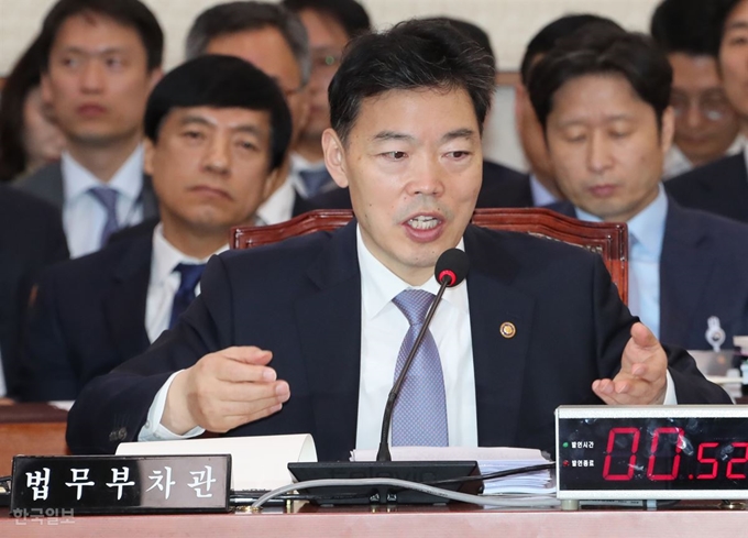 [저작권 한국일보] 15일 국회에서 열린 법제사법위원회 국정감사에서 김오수 법무부 차관이 의원 질의에 답변하고 있다. 오대근기자