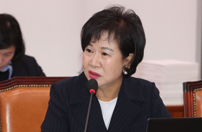 무소속 손혜원 의원이 지난 10일 오전 국회에서 열린 농림축산식품해양수산위원회 국정감사에서 질의하고 있다. 연합뉴스