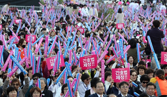 간호사 및 간호학과 학생들이 30일 오후 서울 종로구 광화문광장에서 열린 2019 간호정책 선포식에 참석해 간호법 제정을 촉구하고 있다. 뉴시스