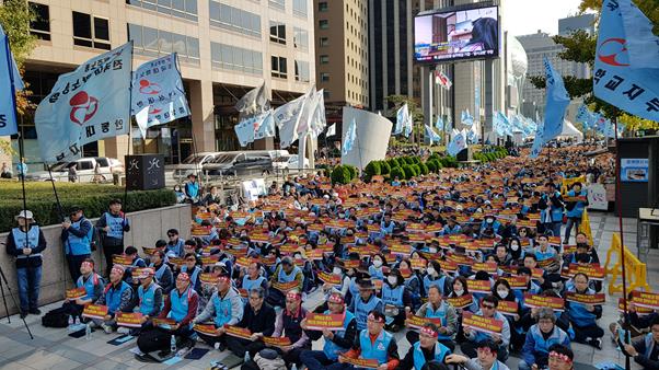 30일 서울 종로구 파이낸셜빌딩 앞에서 전국대학노조 소속 조합원 1,800여명이 ‘2019 대학산별 총파업ㆍ총력투쟁 결의대회’를 열고 있다. 김진웅 기자